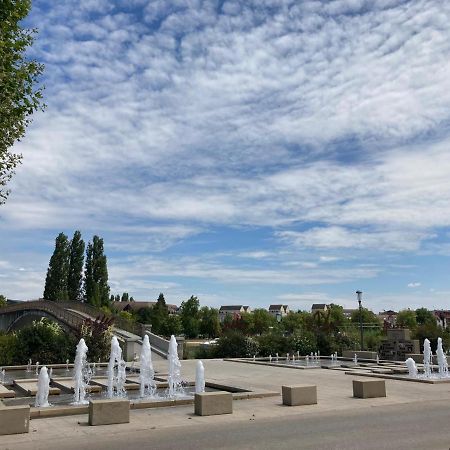 אוקזר Et Au Pied Coule Une Riviere, Situation Et Vue Ideales מראה חיצוני תמונה