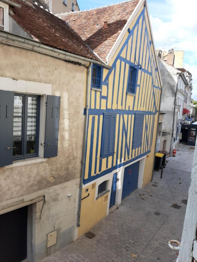 אוקזר Et Au Pied Coule Une Riviere, Situation Et Vue Ideales מראה חיצוני תמונה